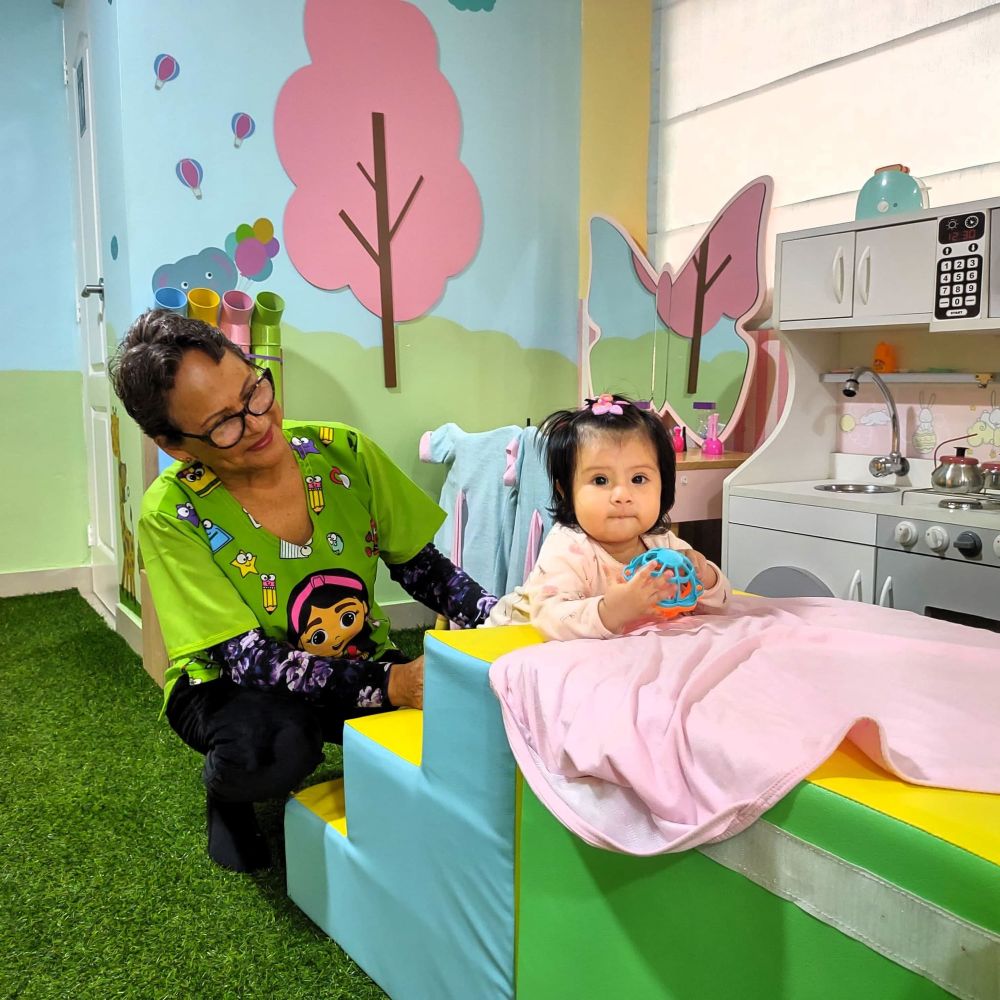 Niños de estimulación temprana jugando y aprendiendo felices en ambiente seguro VMT