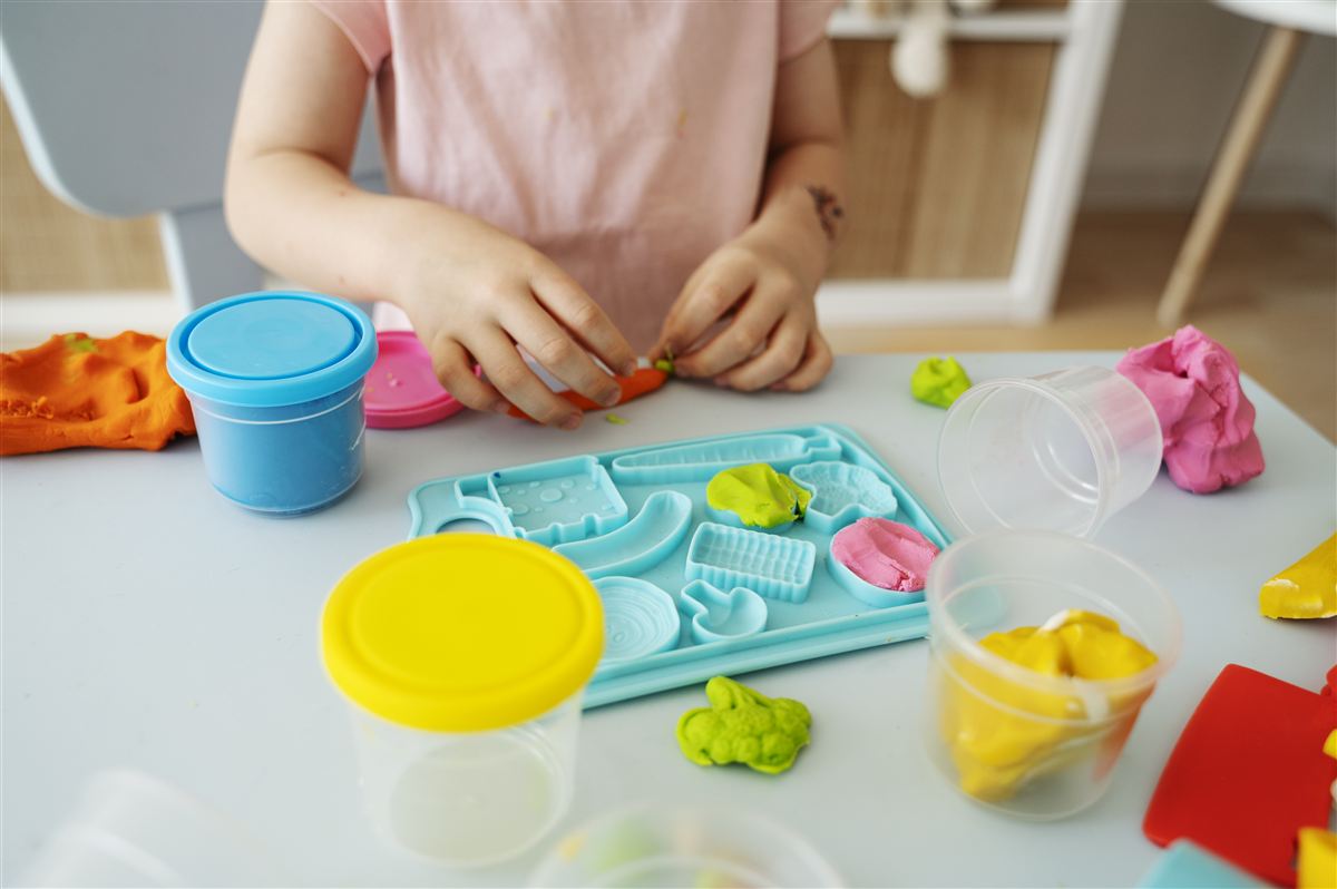Jugar con plastilina infantil
